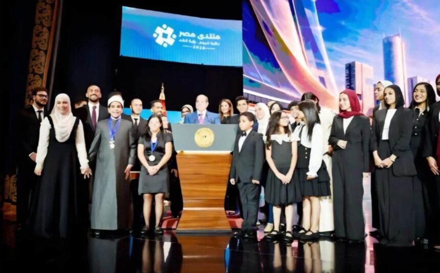 الرئيس السيسي يكرّم 6 من طلاب هندسة القاهرة