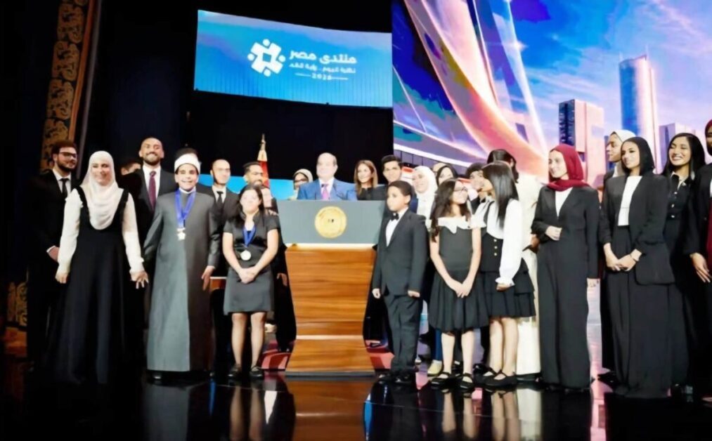 الرئيس السيسي يكرّم 6 من طلاب هندسة القاهرة